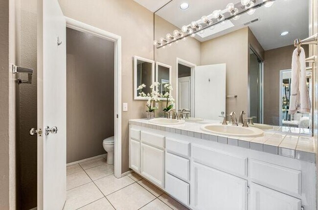 Building Photo - 142 Lakeshore Dr