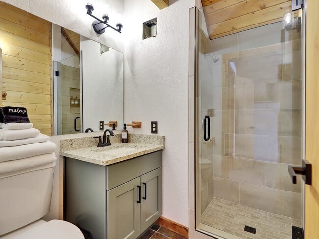 Building Photo - 656 Aspen Dr