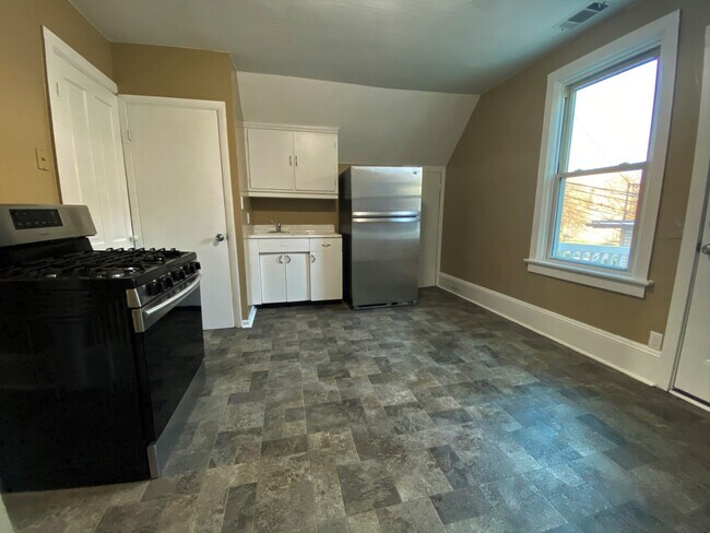 Building Photo - 517 S Water St