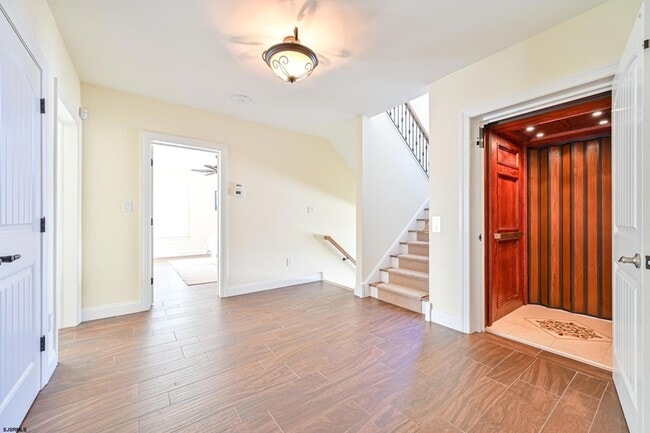 Building Photo - 400 17th St S