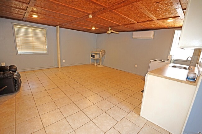 Building Photo - 523 E Jackson Ave