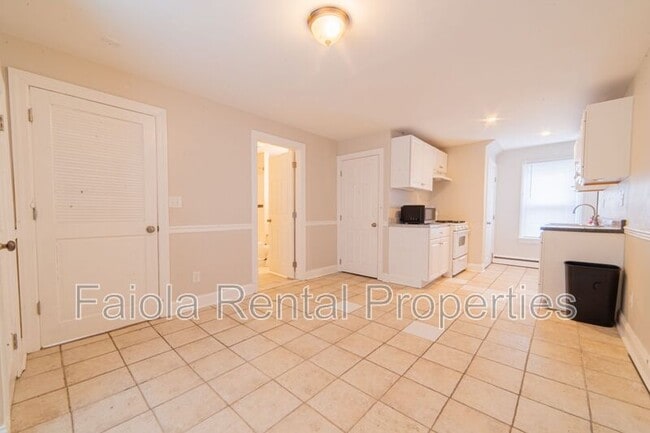 Building Photo - 319 Maurice St