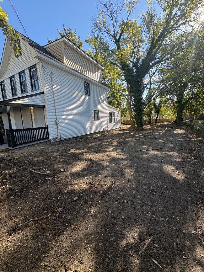 Building Photo - Beautiful, Newly Renovated 4 Bedroom 2 1/2...