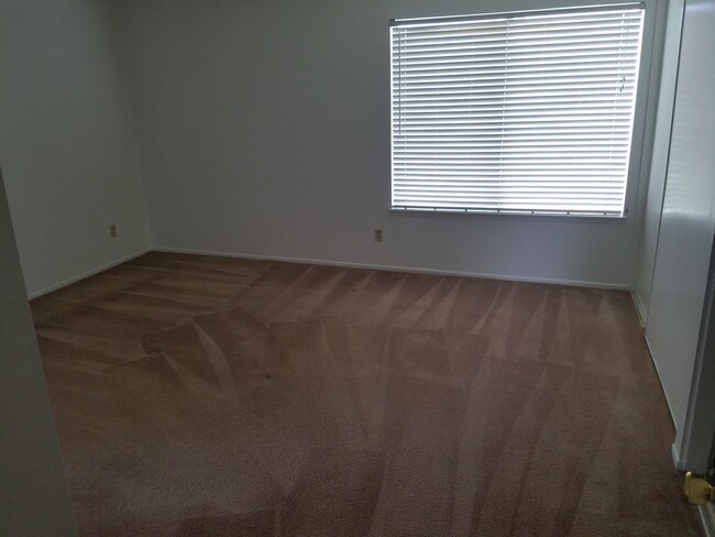 Building Photo - 4 Bedroom Single level