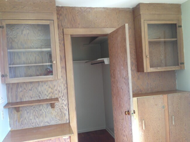 2nd bedroom & closet - 1710 Colby Ave