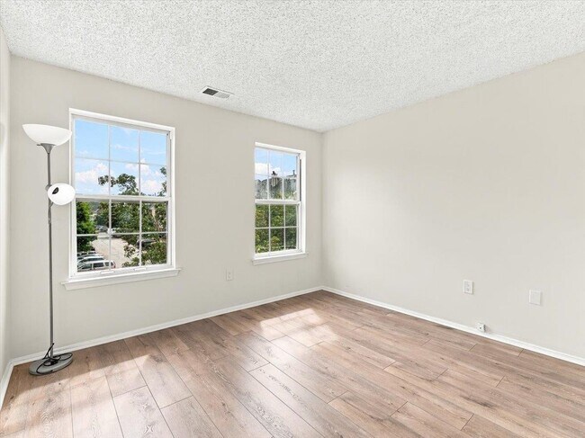 Building Photo - 10 Cottonwood St