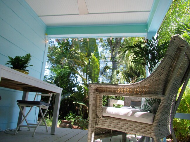 Building Photo - GULFPORT FURN. COTTAGE 2/2 EIGHT MONTH REN...