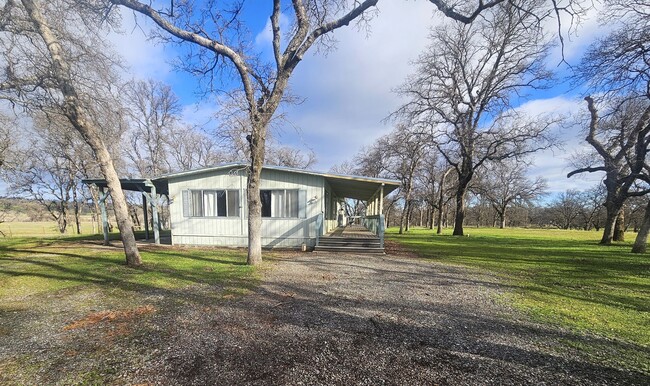 Building Photo - Spacious Home in the Country!