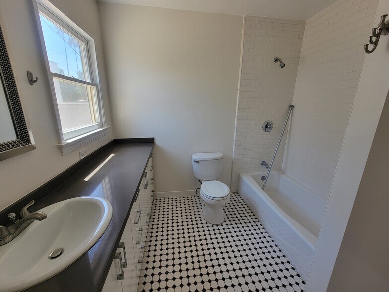 Building Photo - 13626 Leadwell St