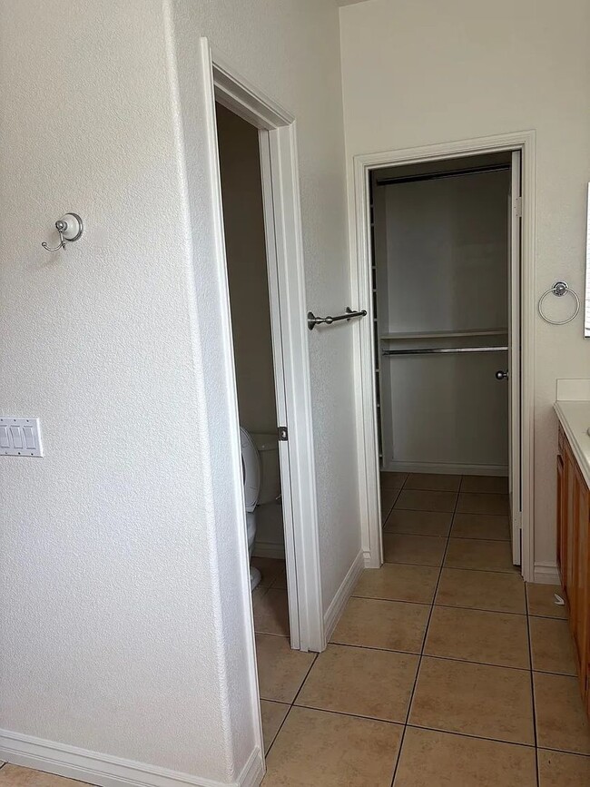 Building Photo - Newer 4bed 2.5 bath House