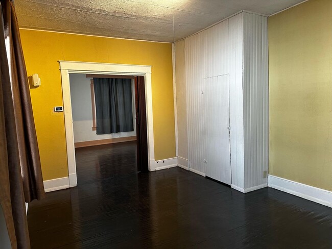 Building Photo - 3 bd, 1 ba house just north of downtown, w...