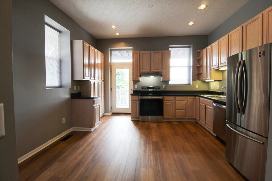 Building Photo - 2127 Deerfield Pl