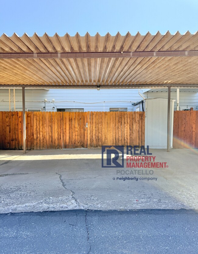 Building Photo - 3 bedroom 1.5 bath townhouse - 2 car carport