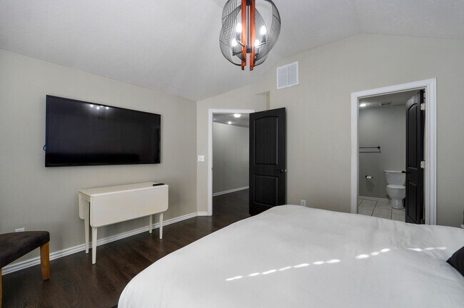 Building Photo - Pre-Leasing this Fully Furnished Brick Fro...