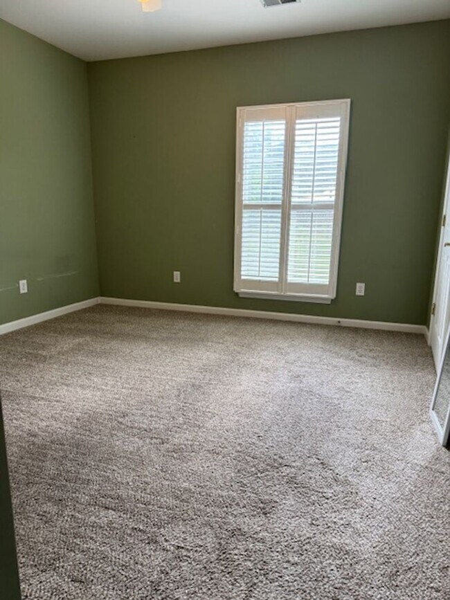 Building Photo - Spacious Condo in Knollwood – Pool, Gym an...