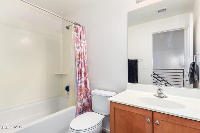 Building Photo - 525 W Lakeside Dr