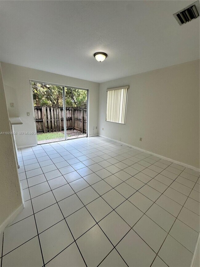 Building Photo - 1529 SE 24th Ct