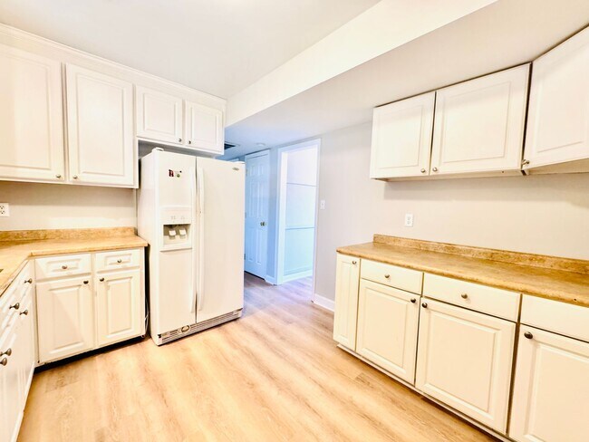 Building Photo - Spacious 5-bedroom home situated on a desirable corner lot!