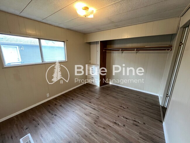 Building Photo - 925 Wilson Ave