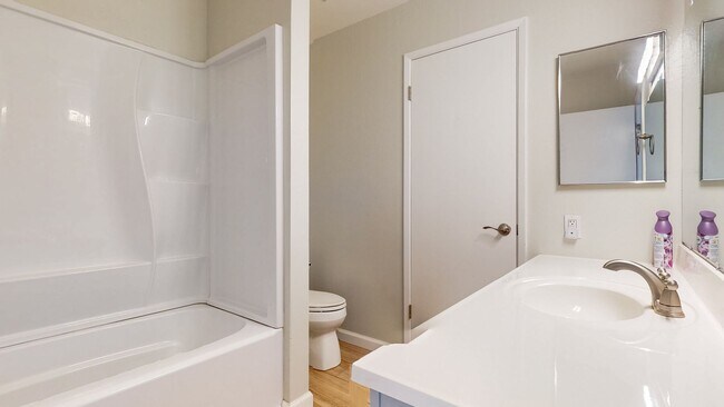 Building Photo - Spacious and Bright 1 Bedroom 1 Bath end unit at Redwood Village!