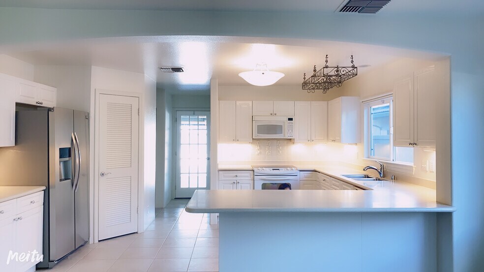 Building Photo - 327 Ainahou St