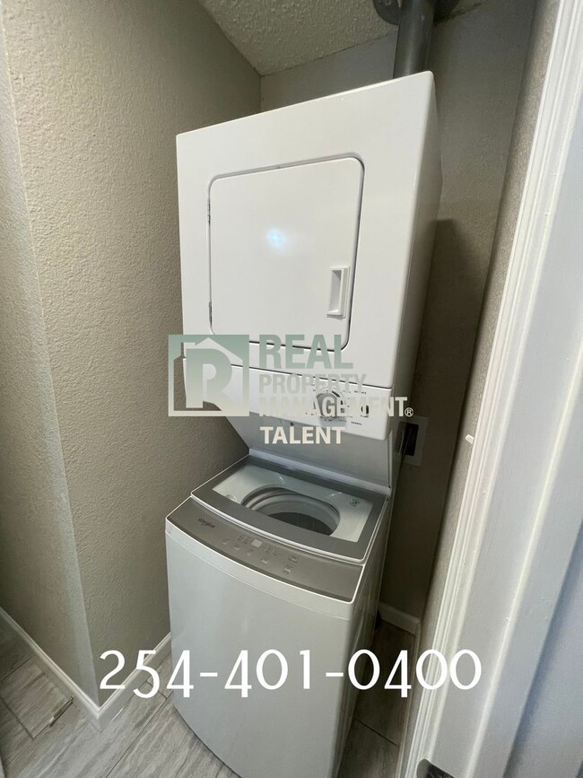 Building Photo - NOW AVAILABLE 3 Bedroom, 2 Bathroom Home f...