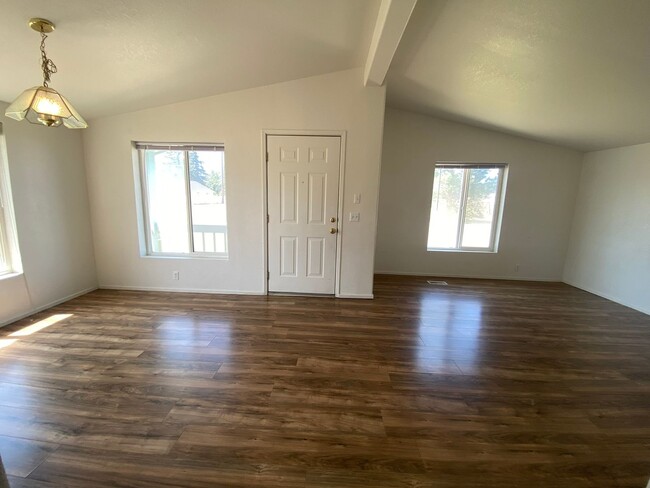 Building Photo - 3 Bed, 2 Bath Home for Rent in Kittitas!