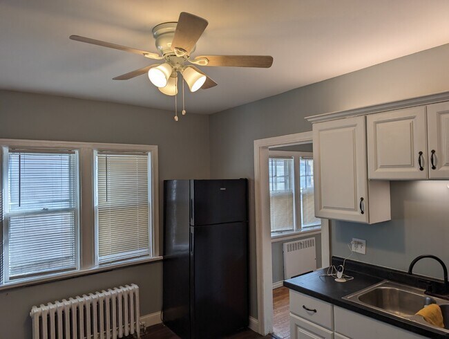 Building Photo - Renovated 3BR/1.5BA | 1,200 Sq Ft | Pet Fr...