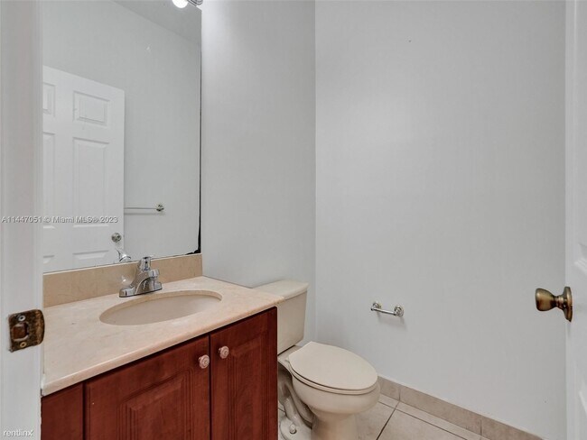 Building Photo - 4 br, 3.5 bath Townhome - 5127 Madison Lak...