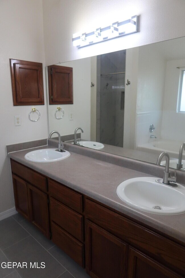 Building Photo - 12520 Twin Leaf Dr