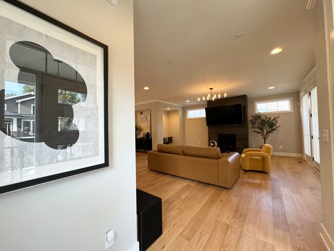 Building Photo - 717 Corbin Terrace