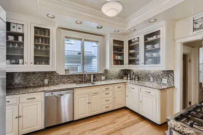 Building Photo - Queen Anne Home