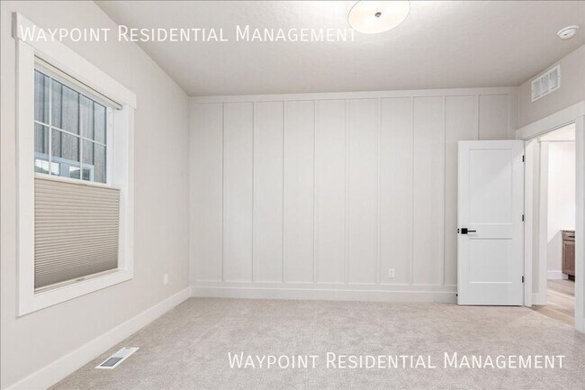 Building Photo - 1704 E Cutgrass Ln