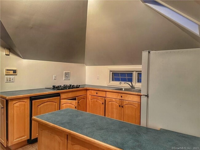 Building Photo - 546 W Taft Ave