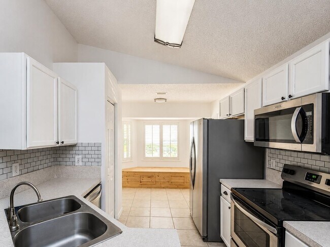 Building Photo - 405 Island View Cir
