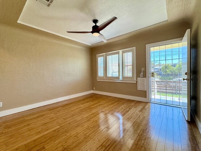 Building Photo - Charming Upgraded 2 Bedroom Cottage w/Cent...