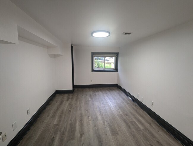 Building Photo - 1457 W Foster Ave
