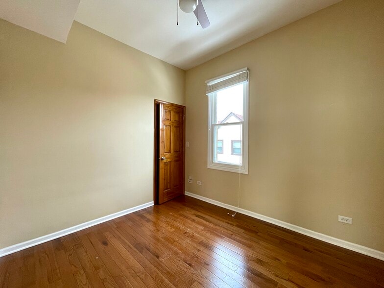 Building Photo - 2028 N Hamlin Ave