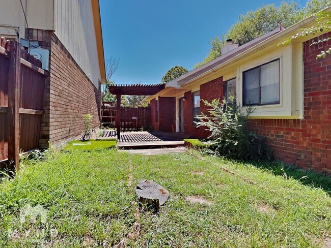 Building Photo - 633 Albrook Dr