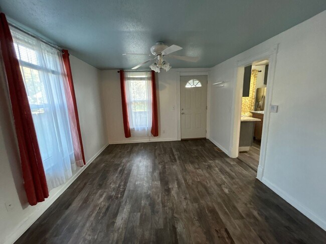 Building Photo - 714 W 13th St