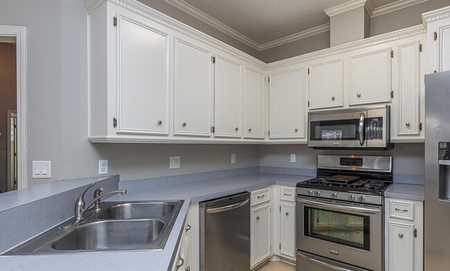 Building Photo - 5 Piedmont Cove