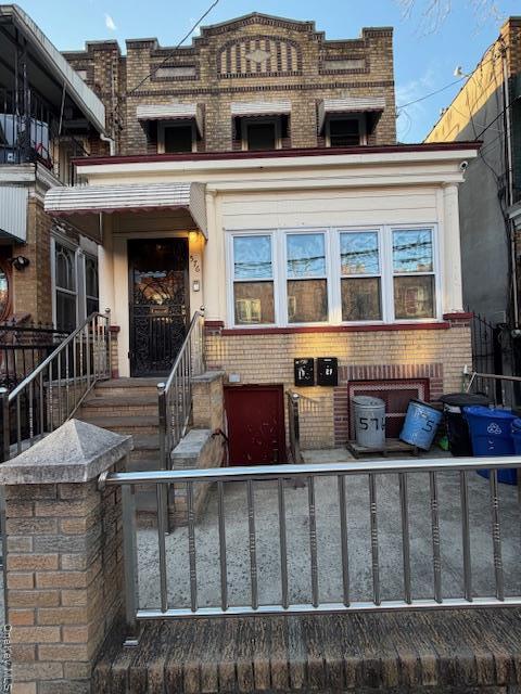 Building Photo - 576 Wyona St