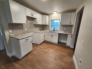 Building Photo - Cottage Charm Home
