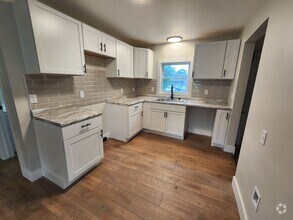 Building Photo - Cottage Charm Home