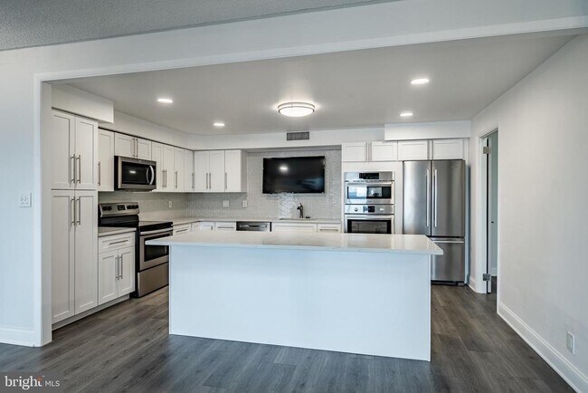 Building Photo - 21510 Valley Forge Cir