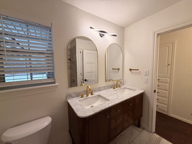 Building Photo - Rollingwood Neighborhood