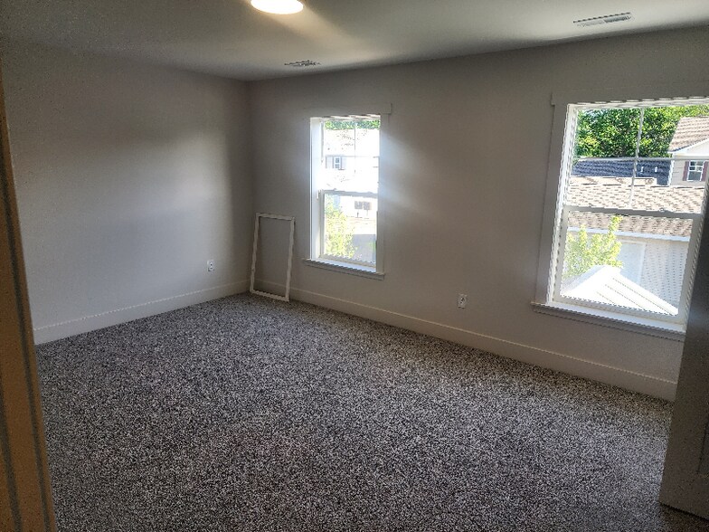 Building Photo - 1542 Simsbury St