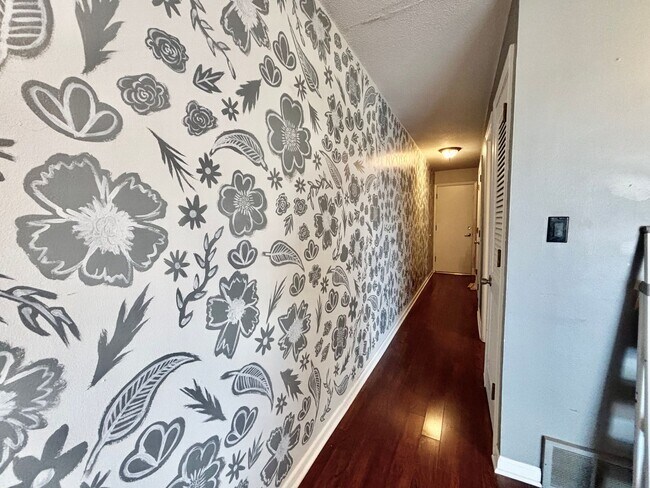 Building Photo - Top-Floor Plaza Condo with Vaulted Ceilings & Dual Balconies