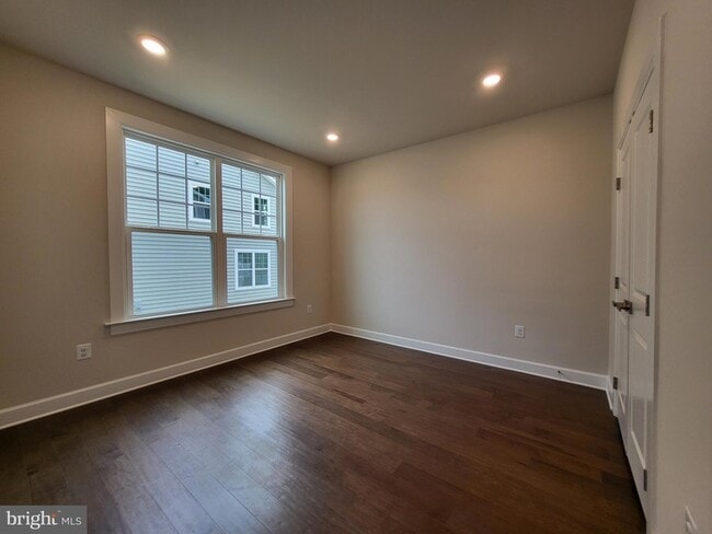 Building Photo - 1617 Phillips Dr