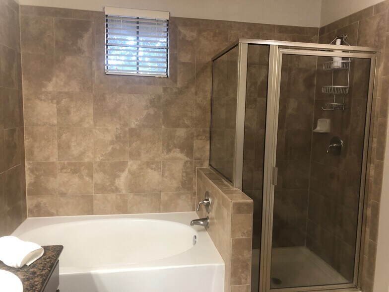 Master Bath - 914 Charo Pky